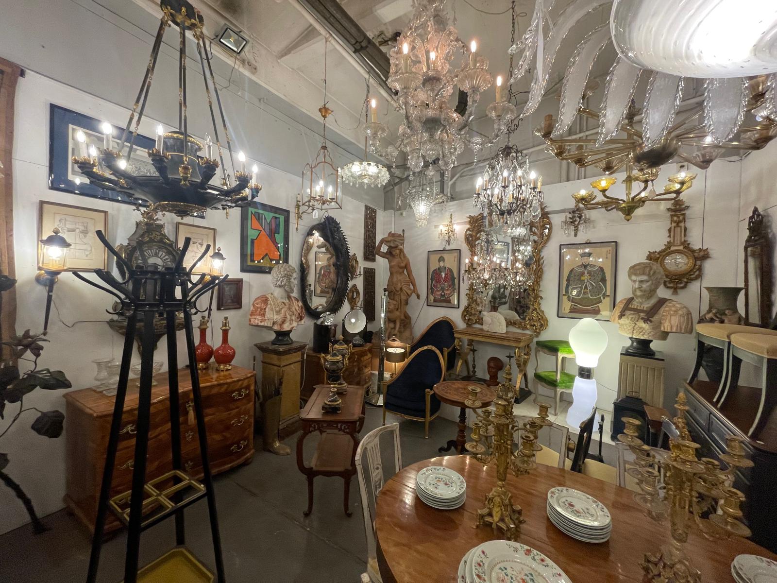 Collection de lustres et objets anciens