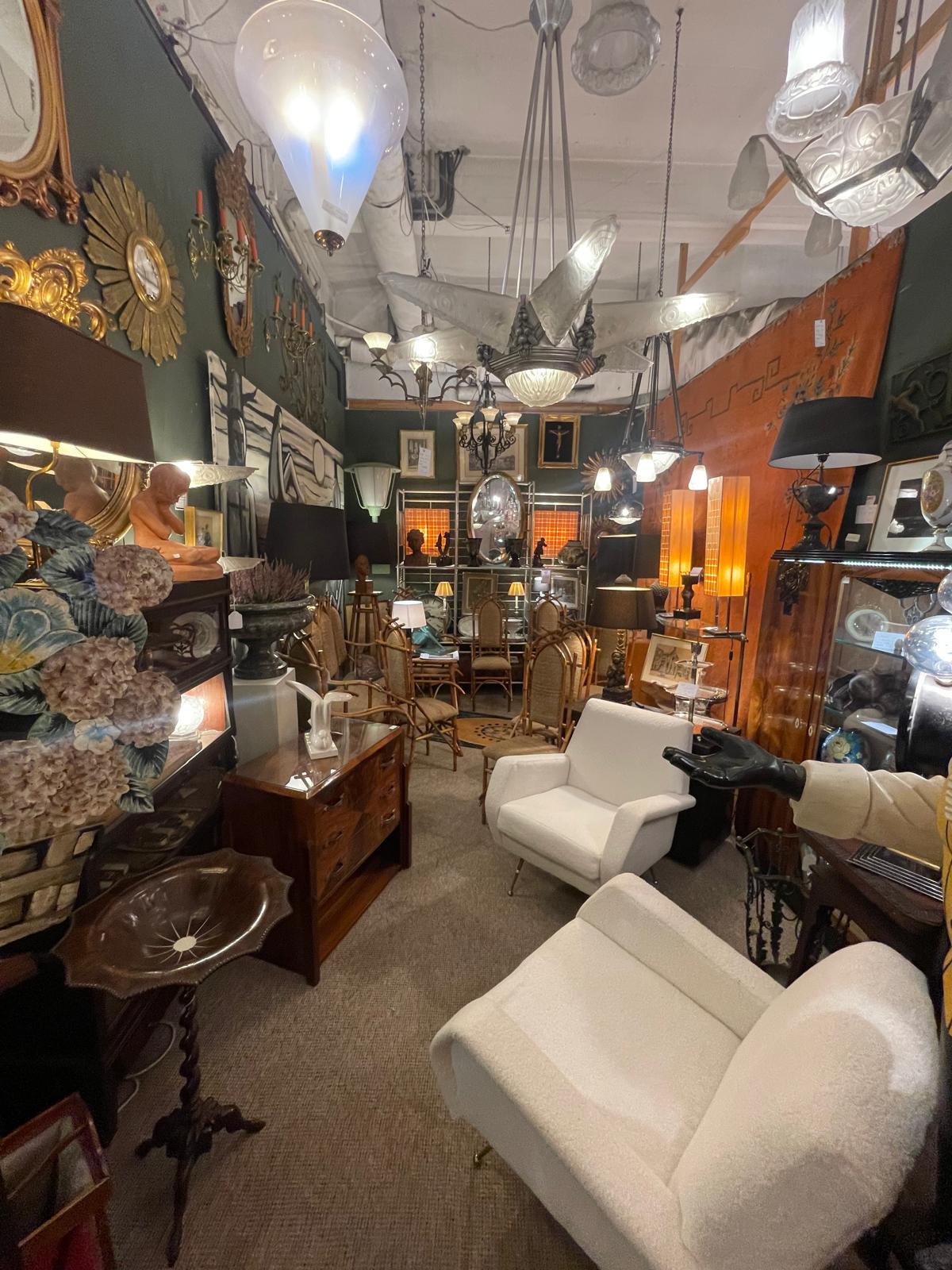 Salon d'antiquités avec fauteuils