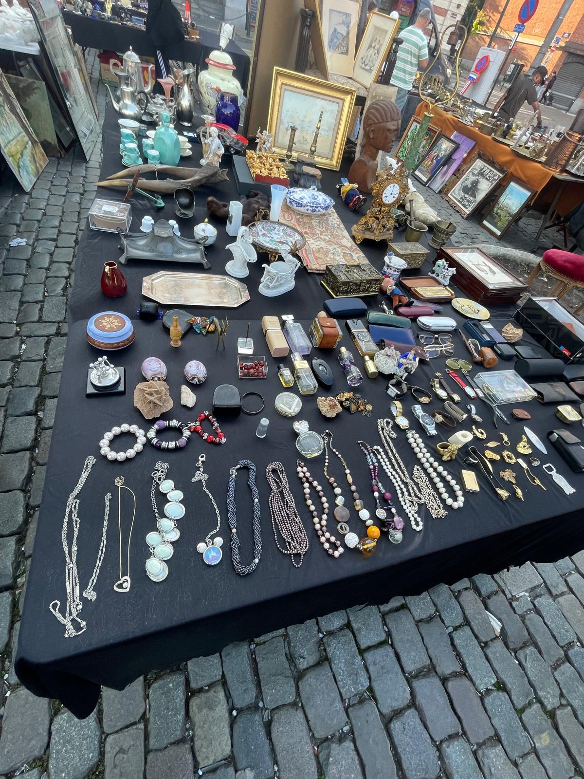 Meubles anciens et objets de collection