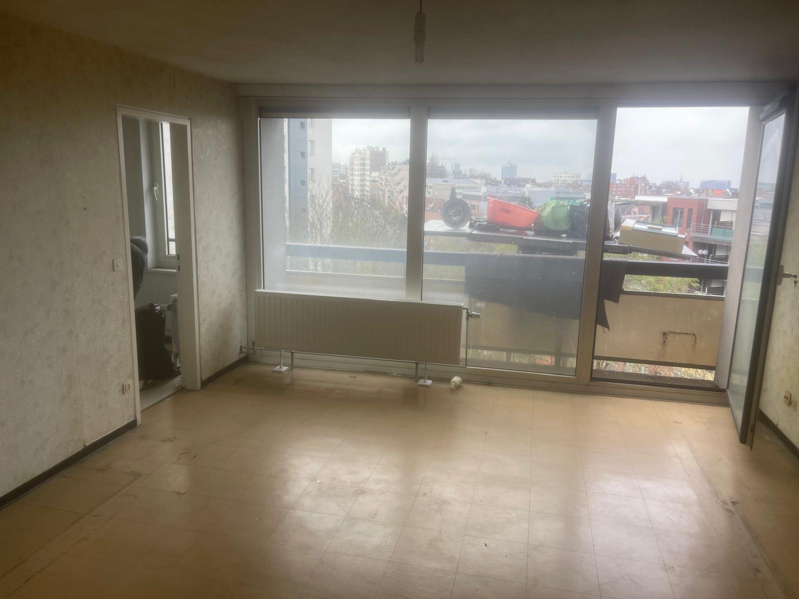 Appartement vide avec grandes fenêtres